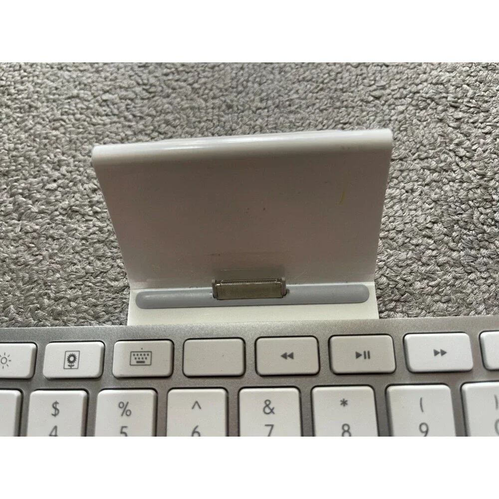 APPLE iPad Keyboard Dock for 1st 2nd 3rd Generation White Untested